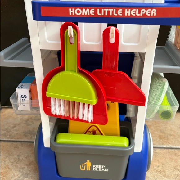 Little Helper Cleaning Cart with Working Vacuum, Broom, Scraper, Spray Cleaner - Picture 9 of 16